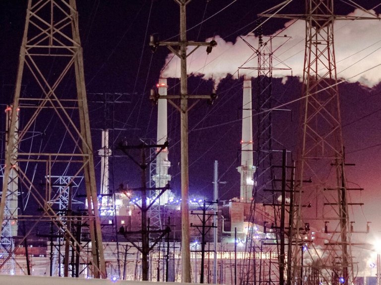 The Midwest Generation Power Plant: “The question isn’t if the Waukegan coal plant will close, but when,” says state Rep. Rita Mayfield. (Flickr/Cheepshot)